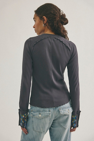 Женский топ Free People Fleur Embroidered Cuff Henley, цвет: Графитовый комбинированный — фото 2