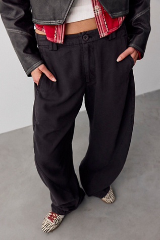 Женские брюки Free People Spotlight Washed Barrel Chino, цвет: Чёрный — фото 1