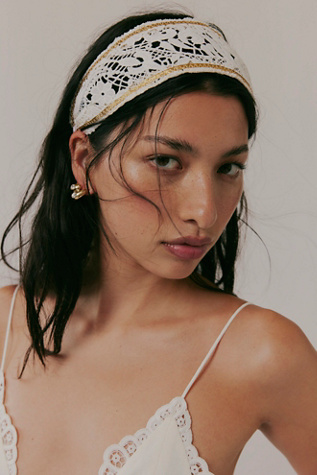 Bandeau doux Rowan par Curried Myrrh en Cream, pour femme chez Free People