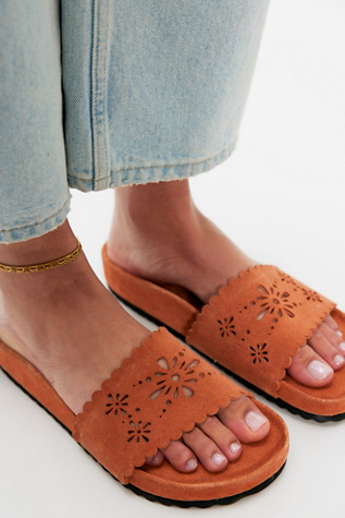 Shore Cut-Out Footbed Sandals