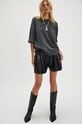 Shorts plissés pour homme en simili-cuir Norma Kamali