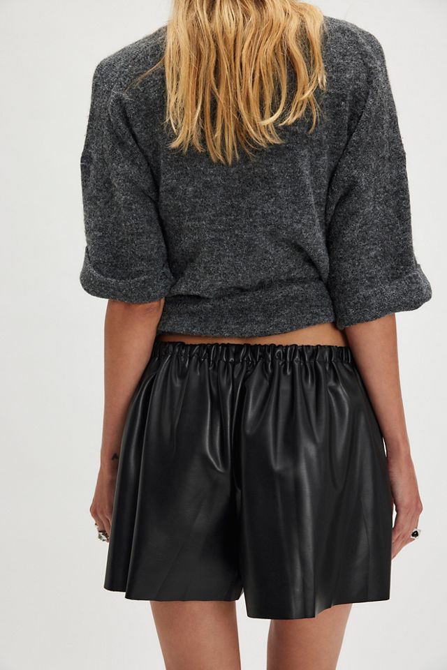 Shorts plissés pour homme en simili-cuir Norma Kamali #1