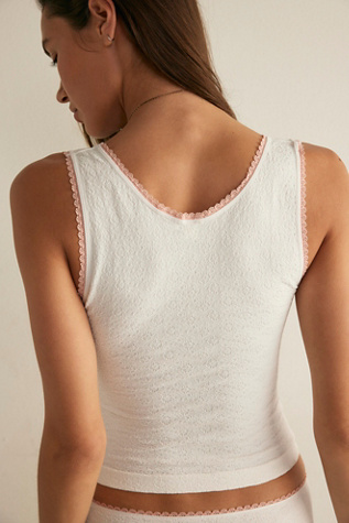 Sweet Point Seamless Cami - thumbnail 10