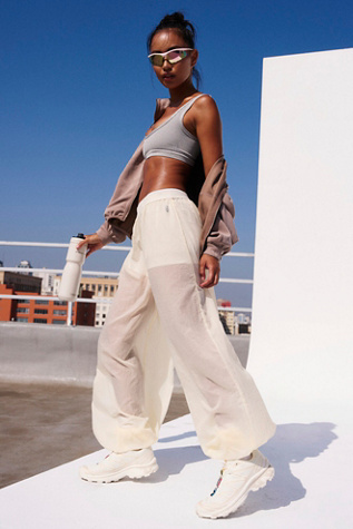 Pantalon bouffant transparent par FP Movement en Ivoire, pour femme taille: XS chez Free People