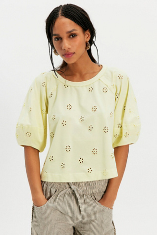 Женская футболка Free People Jessie Eyelet, цвет: Лимонный комбинированный — фото 1