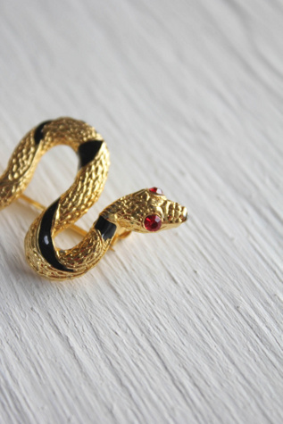 Женские броши Moons + Junes Vintage Striped Snake Ruby Rhinestone Pin Selected, цвет: Золотой — фото 3