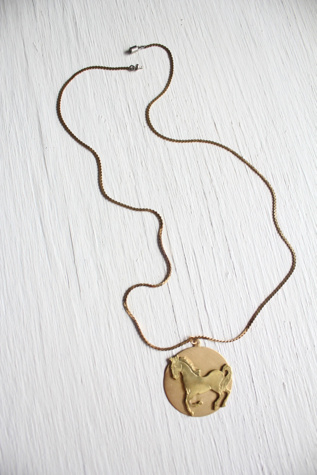 Женские колье Moons + Junes Vintage Gold Horse Medallion Pendant Selected, цвет: Золотой — фото 3