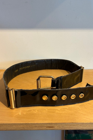 Женский ремень The Curatorial Dept. Yves Saint Laurent Black Patent Leather Belt Selected, цвет: Чёрный — фото 2
