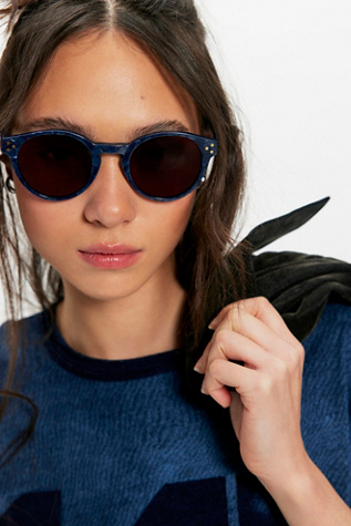 Женские солнцезащитные очки Free People Kerrin Round Polarized, цвет: Жемчужный / Сиреневый — фото 2
