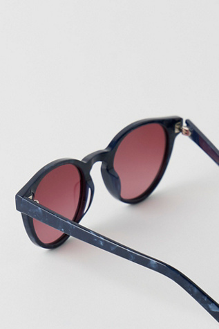 Женские солнцезащитные очки Free People Kerrin Round Polarized, цвет: Жемчужный / Сиреневый — фото 5