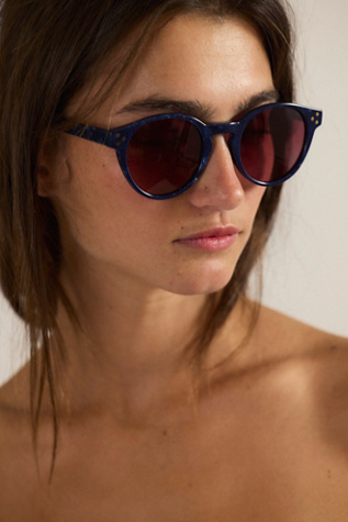 Женские солнцезащитные очки Free People Kerrin Round Polarized, цвет: Жемчужный / Сиреневый — фото 6