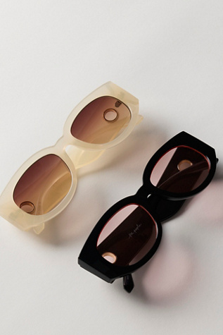 Hailee Round Sunglasses by Free People in Black