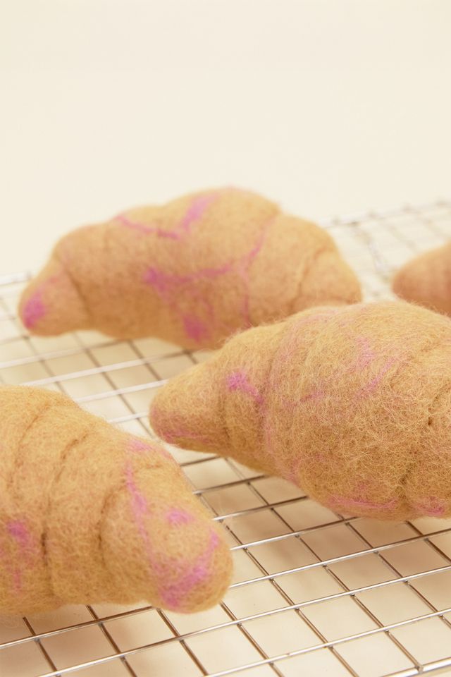 MODERNBEAST Wool Croissant #1