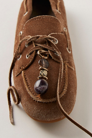 Женская подвеска для обуви Free People Stone Shoe Charm, цвет: Синий / Чёрный — фото 1
