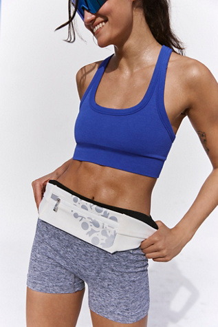 Женская сумка FP Movement Reflective Buti Runner Belt, цвет: Слоновая кость — фото 1
