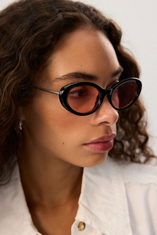 Женские солнцезащитные очки Free People Mae Oval Sunglasses, цвет: Чёрный — фото 5