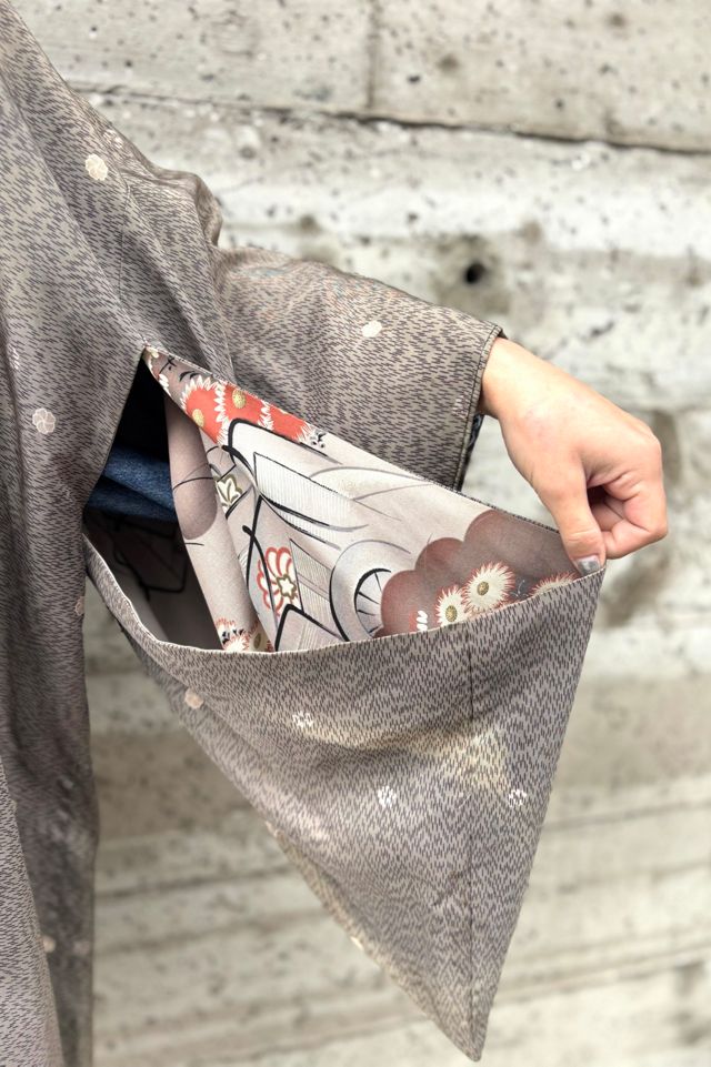 Mid-Century Vintage Silk Grey Print Kimono Selected by Nomad Vintage #1