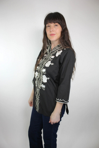 Женский топ Moons + Junes Vintage 1960s Hawaiian Floral Embroidered Black Tunic Top Selected, цвет: Чёрный — фото 4