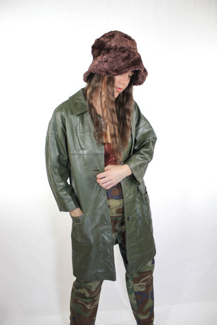 Женская куртка Moons + Junes Vintage 1960s Army Green Cropped Sleeve Leather Trench Jacket Selected, цвет: Тёмно-зелёный — фото 4