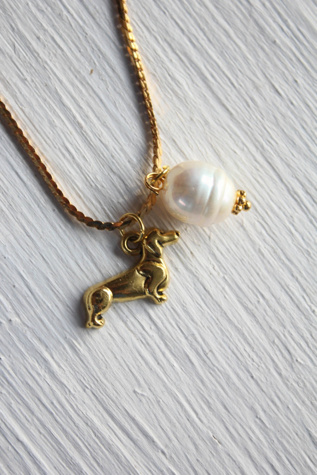 Женские браслеты Moons + Junes Vintage Dachshund Pearl Dog Lover Gold Selected, цвет: Разноцветный — фото 2