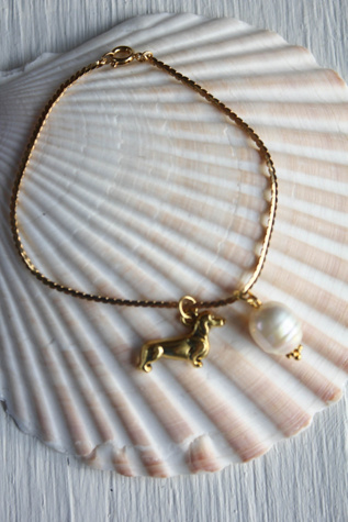 Женские браслеты Moons + Junes Vintage Dachshund Pearl Dog Lover Gold Selected, цвет: Разноцветный — фото 3