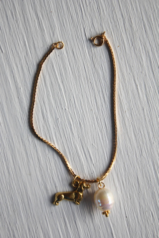 Женские браслеты Moons + Junes Vintage Dachshund Pearl Dog Lover Gold Selected, цвет: Разноцветный — фото 4