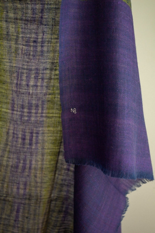Женский шарф Be Deva Kala Cashmere Ikat Shawl, цвет: Индиго — фото 3