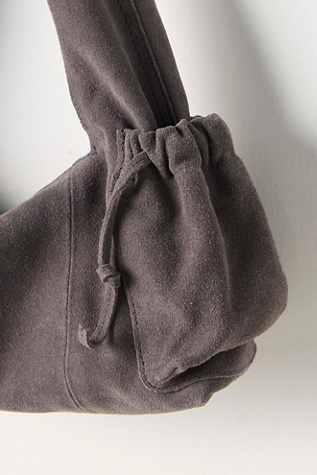 Женская сумка Free People Soto East West Suede Shoulder, цвет: Угольный — фото 5