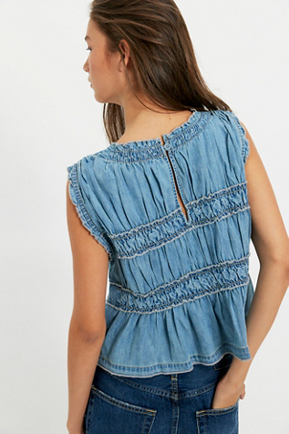 Женский топ We The Free Mia Shirred Denim, цвет: Светлая варка синий — фото 2