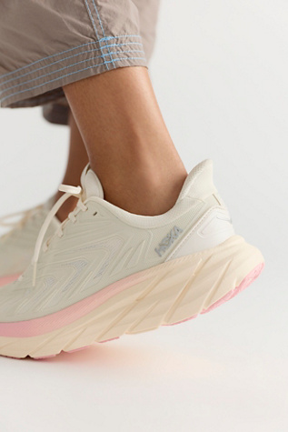 Женские кроссовки HOKA Clifton UTL, цвет: Алебастровый / Розовый — фото 3