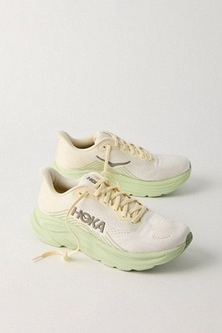 Женские кроссовки HOKA Clifton 11 Running, цвет: Алебастровый / Morning Dew — фото 2