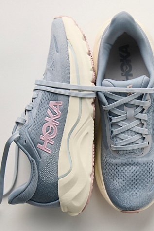 HOKA® Arahi 9 Sneakers