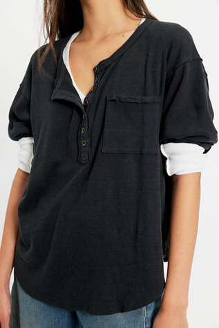 Женская футболка We The Free Aspen Henley, цвет: Чёрный — фото 3