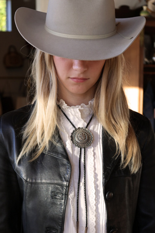 Женские галстуки Lauren Owen of Texas Vintage Sterling Silver Medallion Concho Bolo Tie, цвет: Серебряный