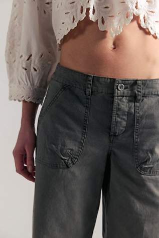 Женские брюки We The Free Yours Truly Low-Rise Cargo Chino, цвет: Тёмно-зелёный теневой — фото 4