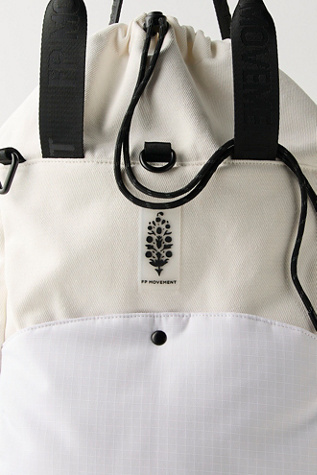 Женская сумка FP Movement Matchpoint Convertible Tote, цвет: Белый / Чёрный — фото 3
