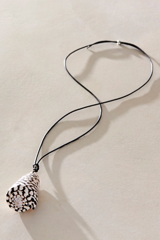 Oso Pendant Necklace