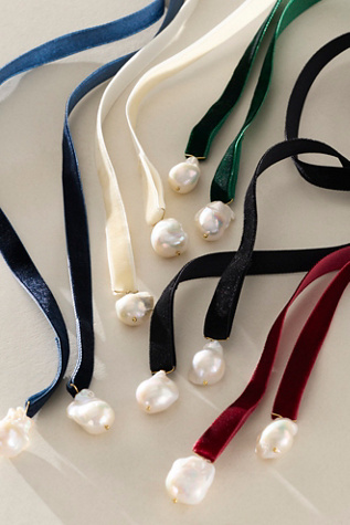 Kozakh Bolo Bow Pearl Necklace