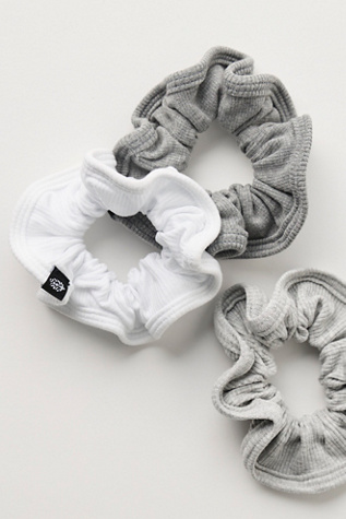 Женские аксессуары для волос FP Movement Classic Scrunchie 3-Pack, цвет: Гравийный