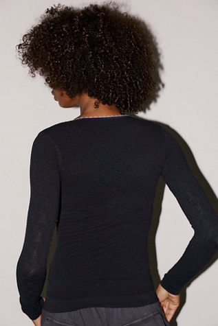Женский топ Intimately Sweet Point Seamless Long Sleeve Henley, цвет: Чёрный — фото 2