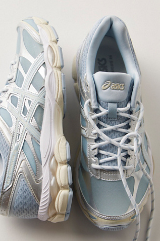 ASICS GEL-CUMULUS 16 Translucent Sneakers