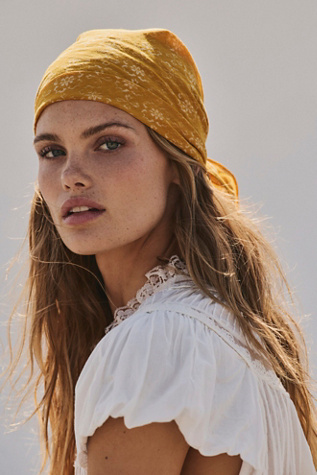Женские аксессуары Free People Everyday Washed Tile Bandana, цвет: Потёртый горчичный жёлтый — фото 4