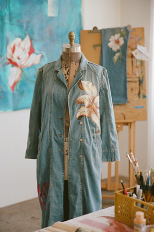 Женские куртки Free People FP X Juliet Johnstone Hand-Painted Monique Denim Duster, цвет: Синий — фото 5