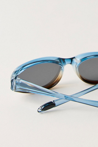 Женские солнцезащитные очки Free People Weston Wrap Around Sunglasses, цвет: Пыльный бирюзовый дымчатый — фото 3