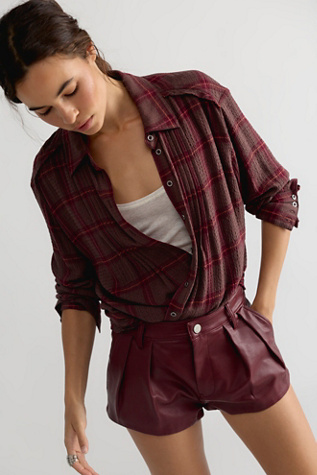 Женские шорты Blank NYC Pleated Vegan Leather, цвет: Heartbreaker — фото 3