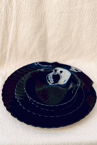 Black Scallop Shell Plates Set Selected by Bohhaus
