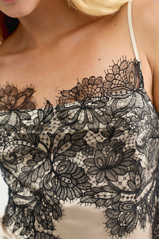 Женское платье Shona Joy Lucia Lace Mini, цвет: Шампань / Чёрный — фото 4