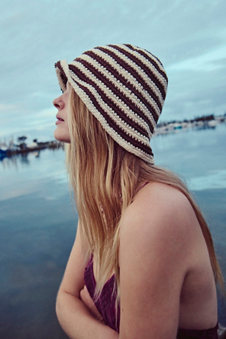 Chapeau de Marin Rayé au Crochet
