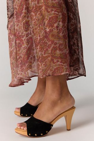 Candie’s Emiliana Clogs