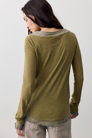 Женский топ We The Free Two's A Charm Stripe Long Sleeve Top, цвет: Армейский комбинированный — фото 3